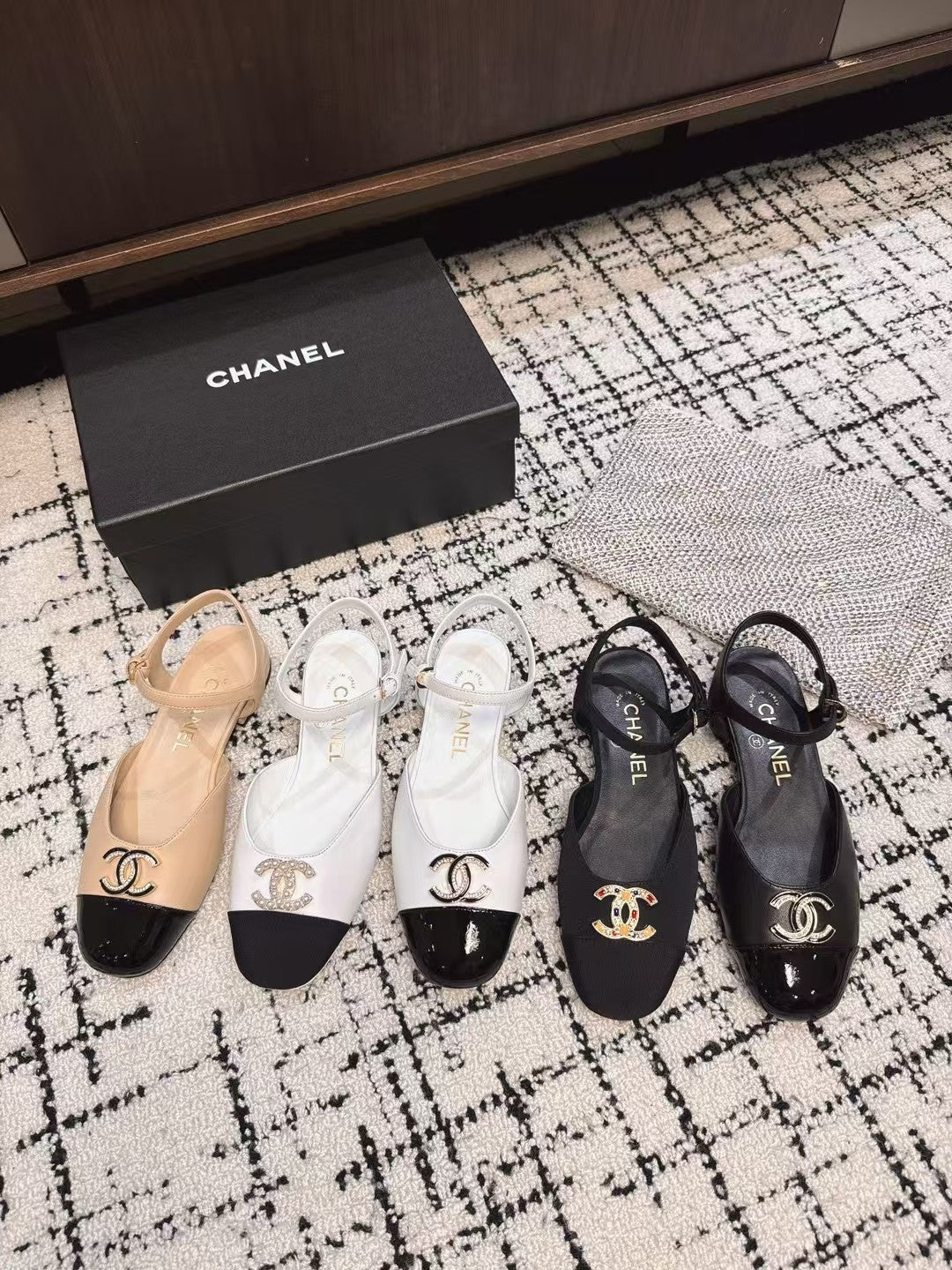 FLAT SLINGBACKS IN WHITE CALFSKIN AND BLACK FABRIC