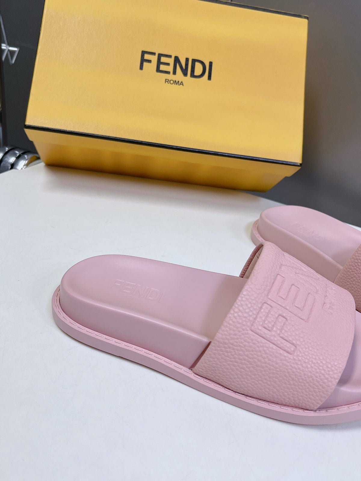 FENDI ROMA SLIDES IN LIGHT PINK LAMBSKIN LEATHER