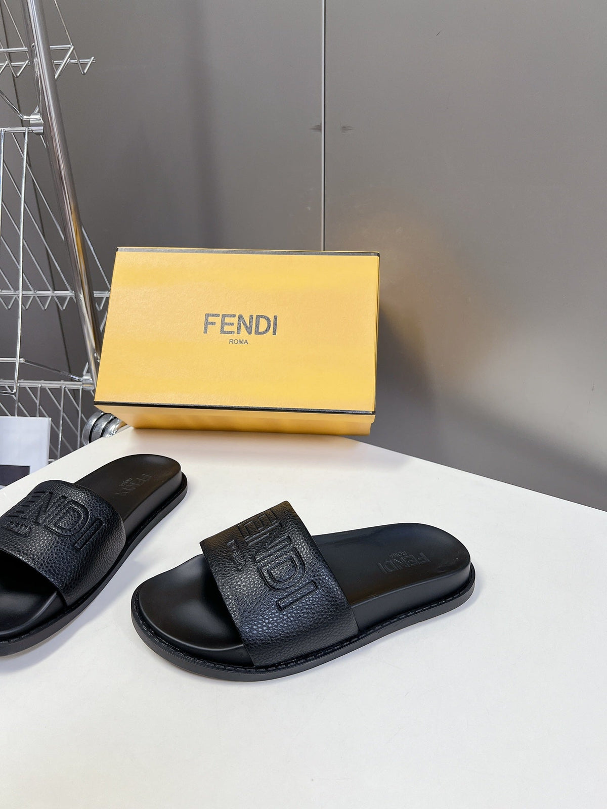 FENDI ROMA SLIDES IN BLACK LAMBSKIN LEATHER
