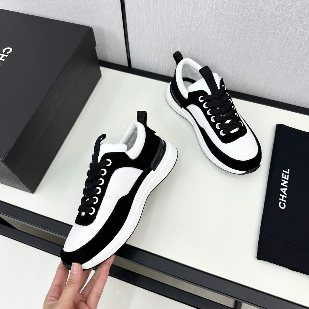 SNEAKER IN BLACK SUEDE AND WHITE CALFSKIN