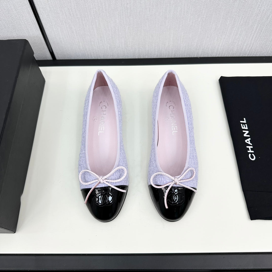 BALLET FLATS IN POWDER BLUE TWEED AND BLACK CALFSKIN