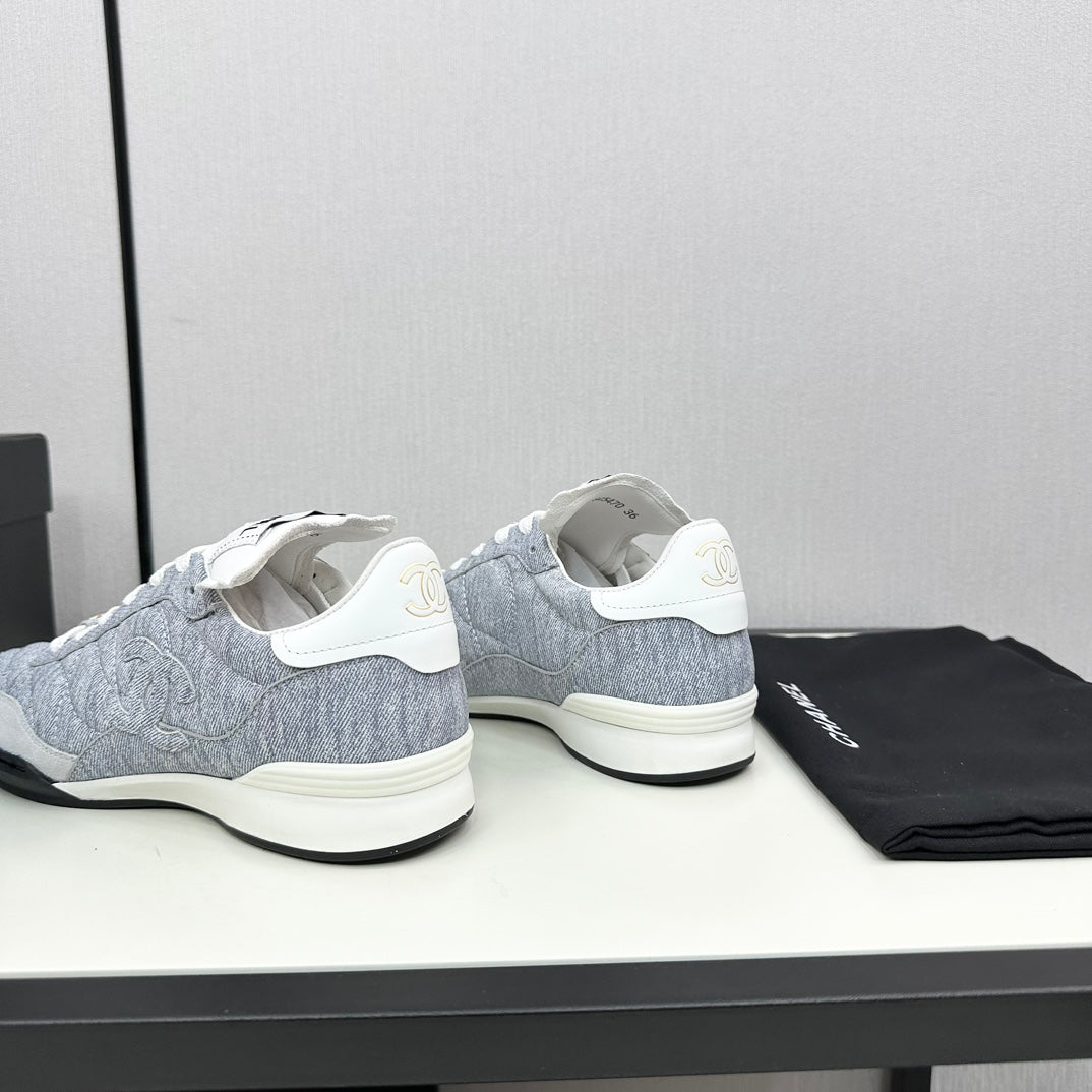 SPORTS SHOES IN GREY FABRIC