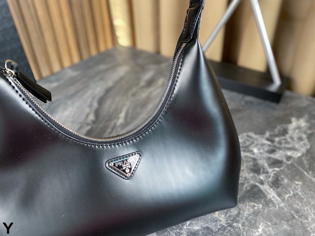 CLEO SHOULDER BAG 30 IN BLACK GLOSSY CALFSKIN
