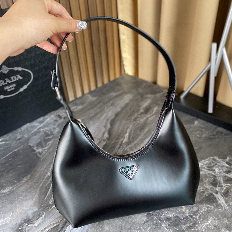 CLEO SHOULDER BAG 30 IN BLACK GLOSSY CALFSKIN