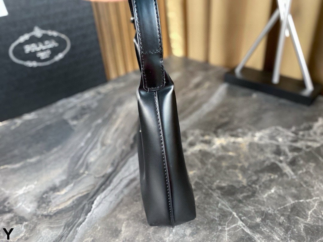 CLEO SHOULDER BAG 30 IN BLACK GLOSSY CALFSKIN