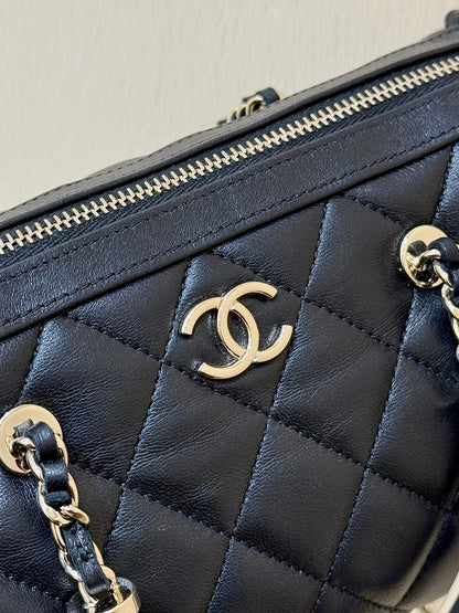 BOSTON MATELASSE CAVIAR SHOULDER HANDBAG 18 IN BLACK LAMBSKIN
