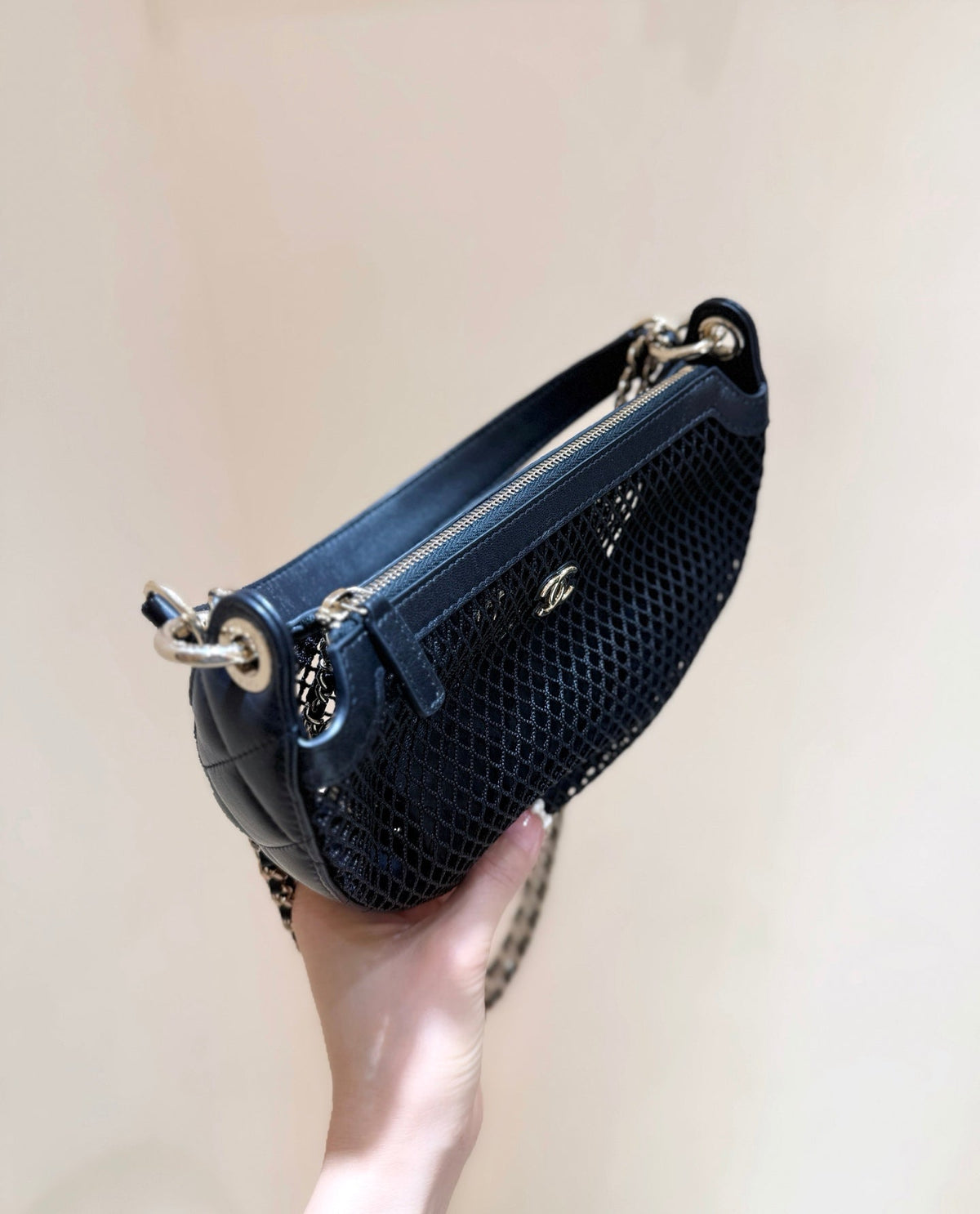 MESH POUCH 22 IN BLACK EFFECT LAMBSKIN WITH GOLD METALLIC