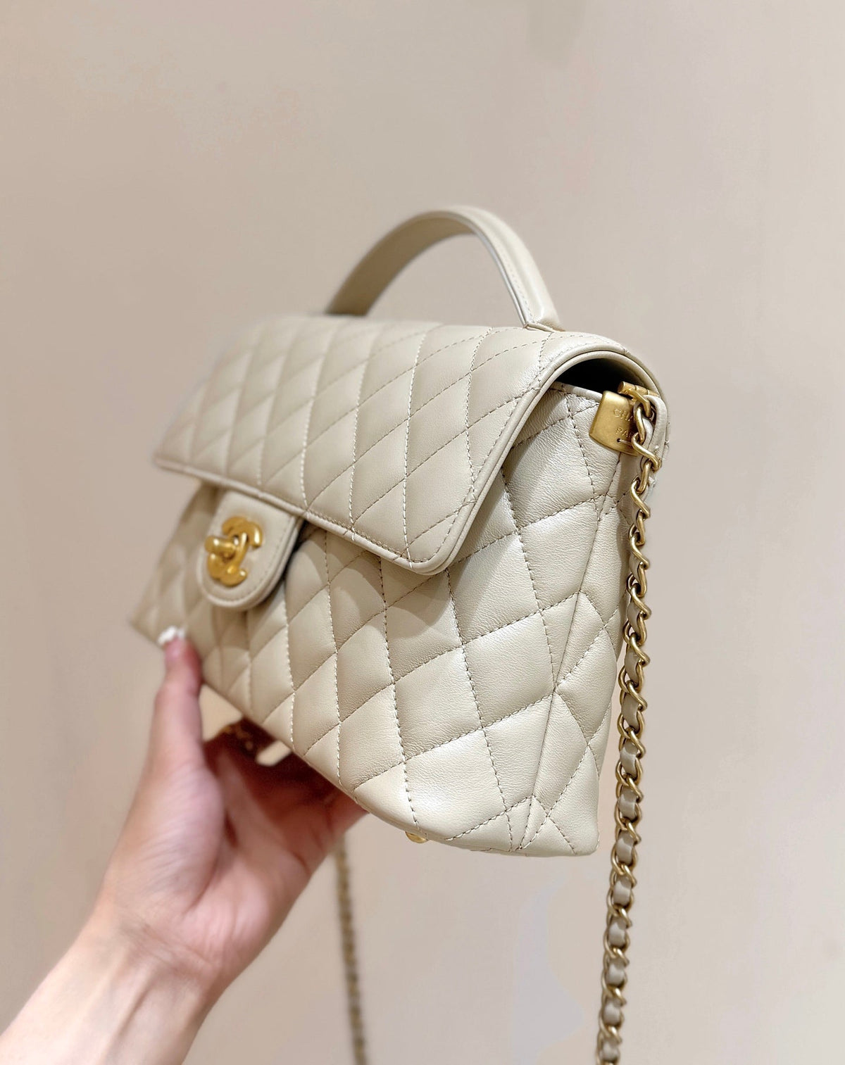 QUILTED FLAP BAG WITH HANDLE 26 IN BEIGE LAMBSKIN GOLD PLATED METAL