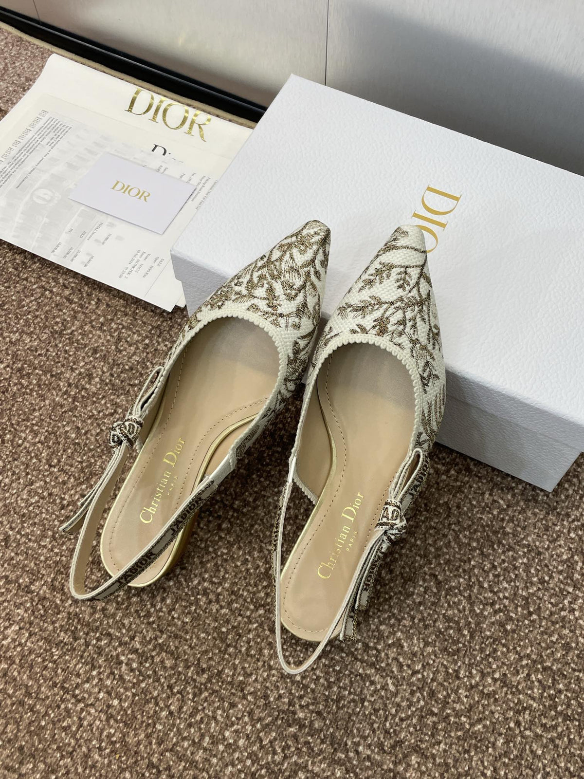 J'ADIOR SLINGBACK PUMP WHITE AND GOLD-TONE MILLEFIORI JACQUARD