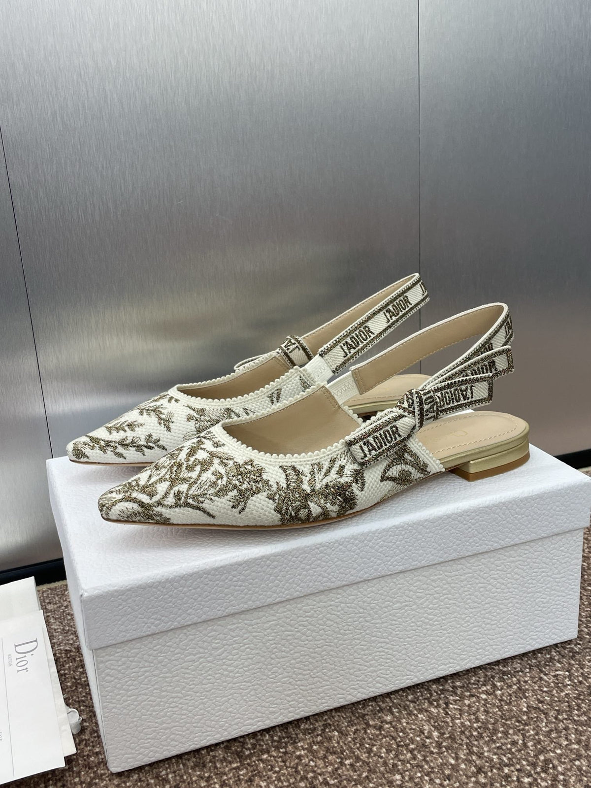 J'ADIOR SLINGBACK PUMP WHITE AND GOLD-TONE MILLEFIORI JACQUARD
