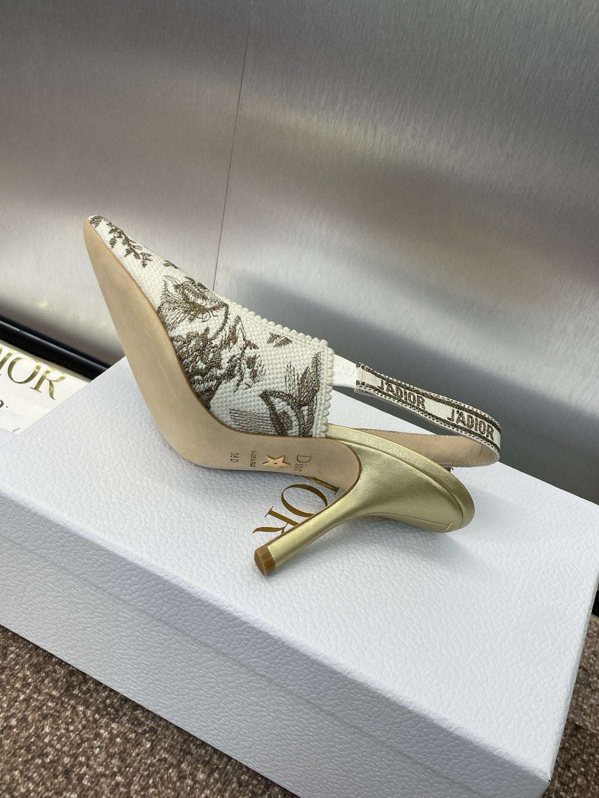 J'ADIOR HIGH SLINGBACK PUMP WHITE AND GOLD-TONE MILLEFIORI JACQUARD 95 MM