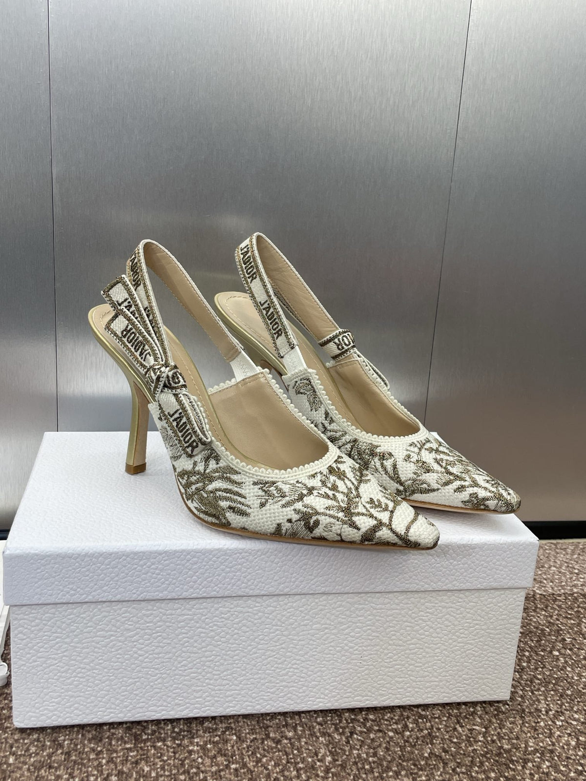 J'ADIOR HIGH SLINGBACK PUMP WHITE AND GOLD-TONE MILLEFIORI JACQUARD 95 MM