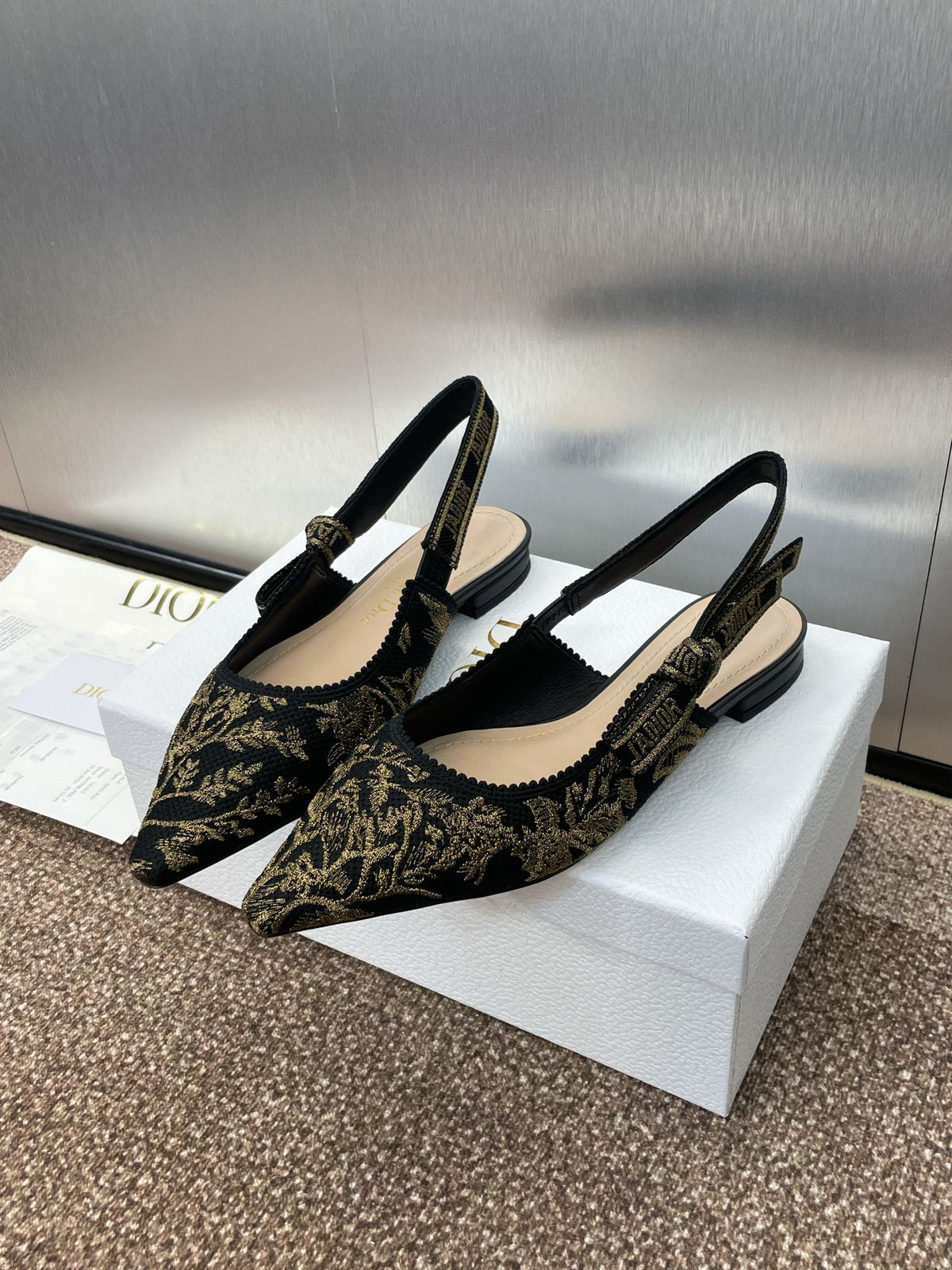 J'ADIOR SLINGBACK PUMP BLACK AND GOLD-TONE MILLEFIORI JACQUARD