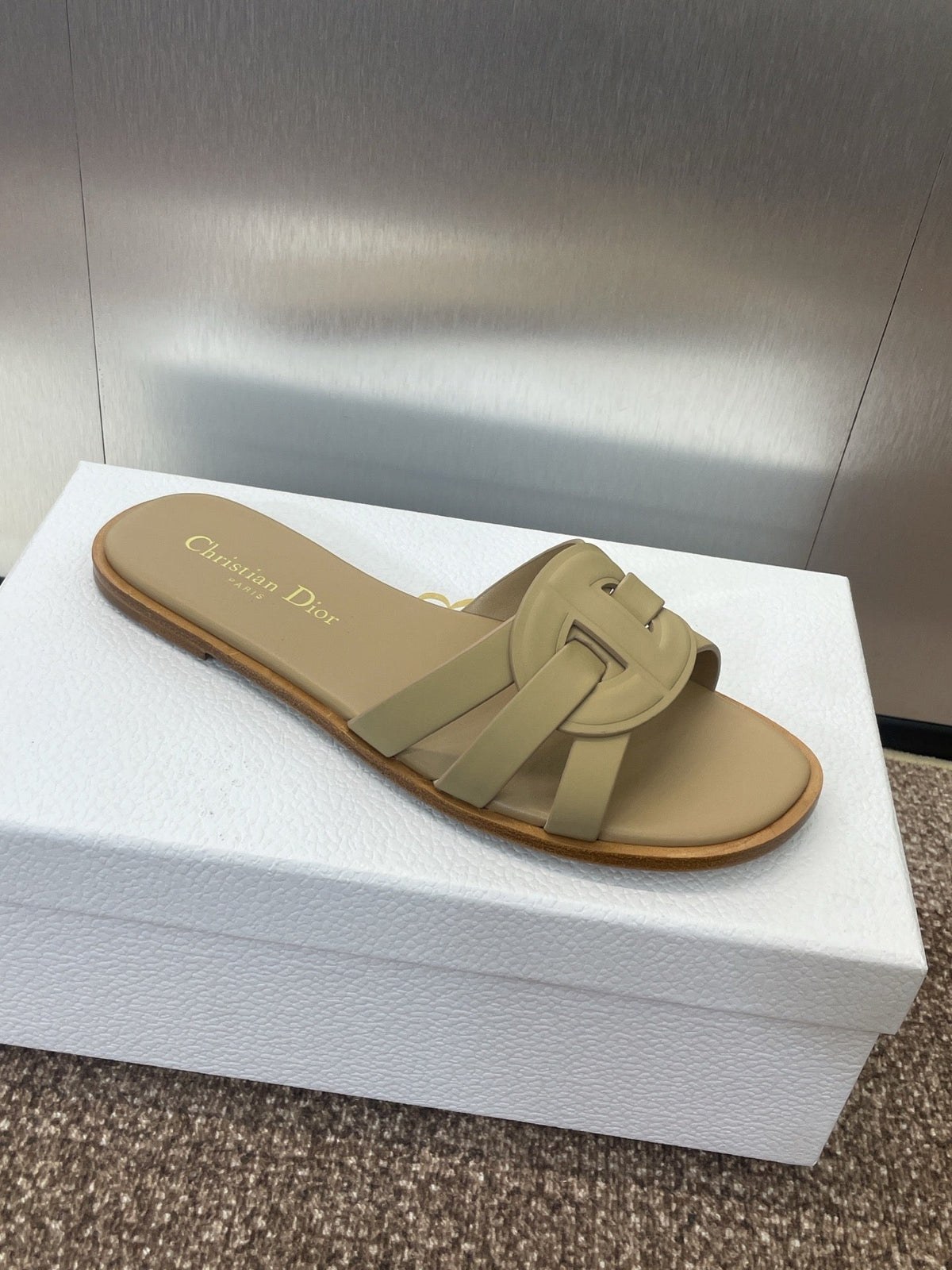 D-CLUB SLIDE SANDAL 25S IN GOLDEN BEIGE CALFSKIN