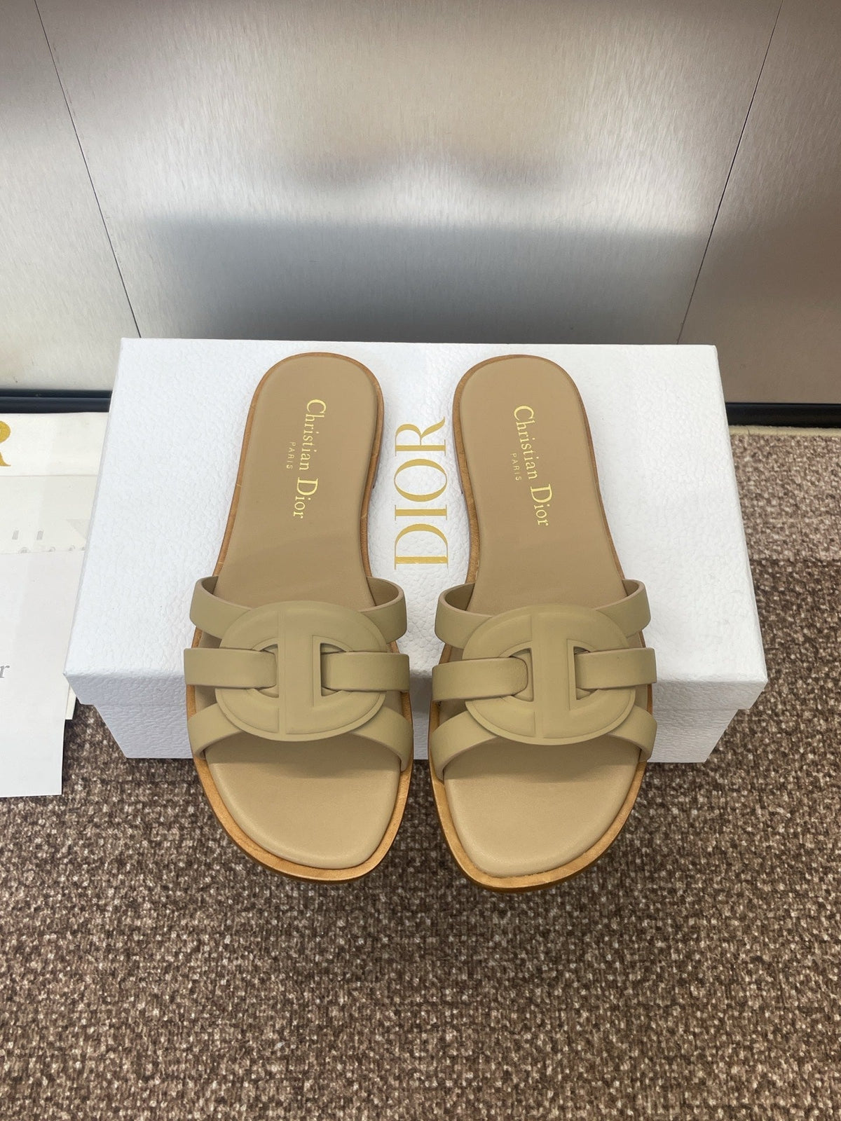 D-CLUB SLIDE SANDAL 25S IN GOLDEN BEIGE CALFSKIN