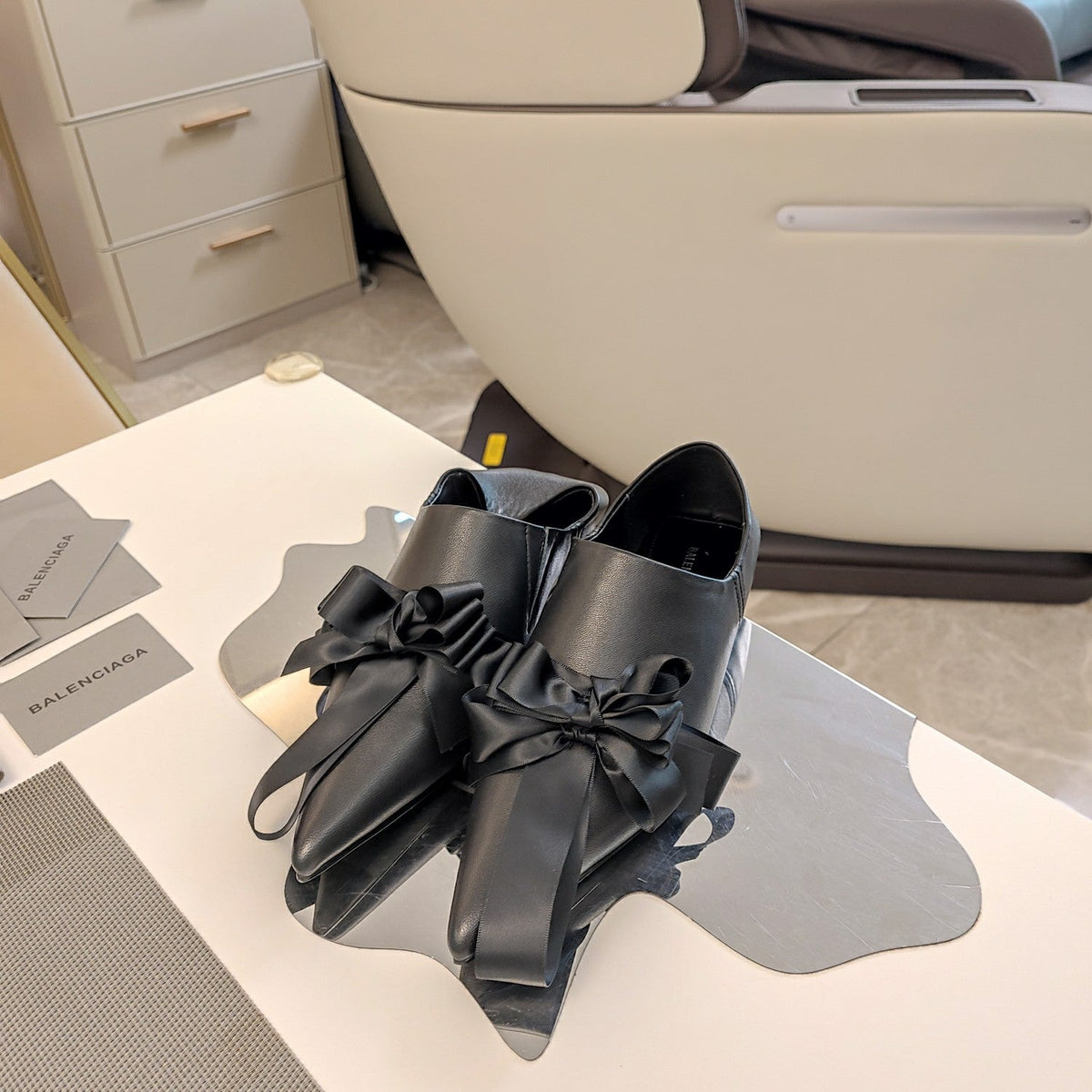 POINTED-TOE FLATS WITH BOW IN BLACK SOFT LAMBSKIN