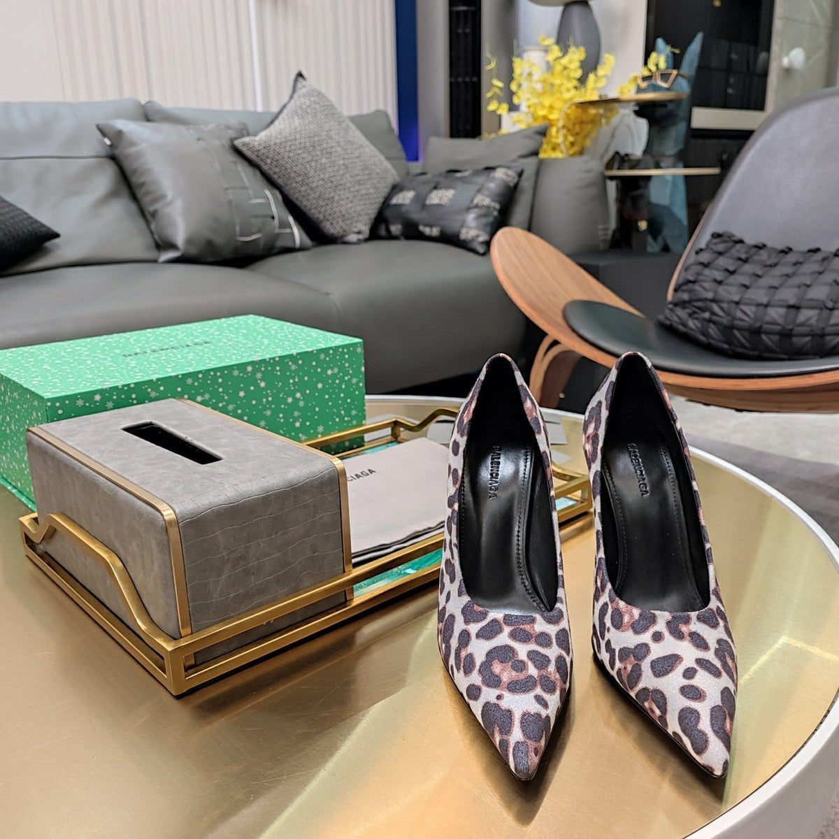 HIGH PUMPS IN LIGHT GRAY LEOPARD PRINT SUEDE