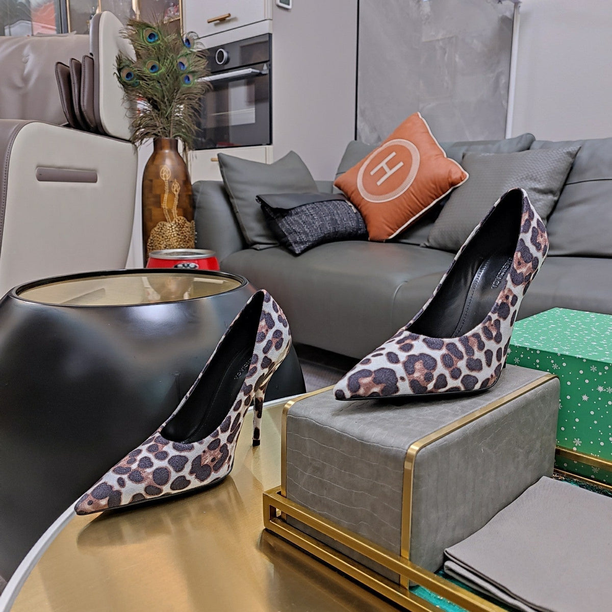 HIGH PUMPS IN LIGHT GRAY LEOPARD PRINT SUEDE