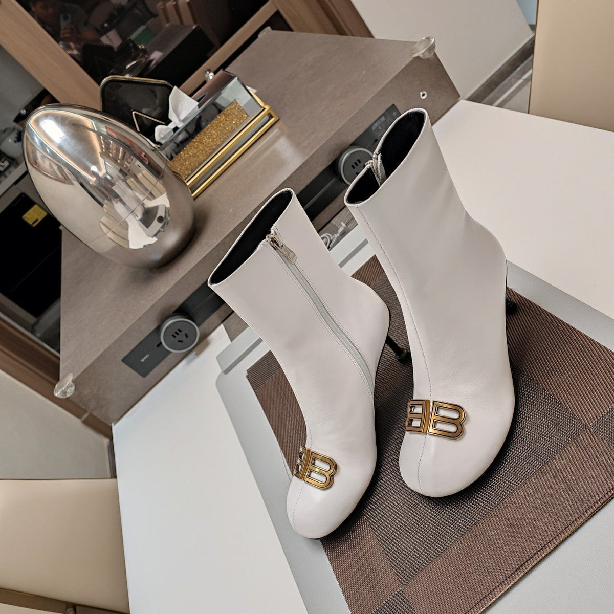 ROUND-TOE HIGH HEEL BOOTS IN WHITE SMOOTH LAMBSKIN