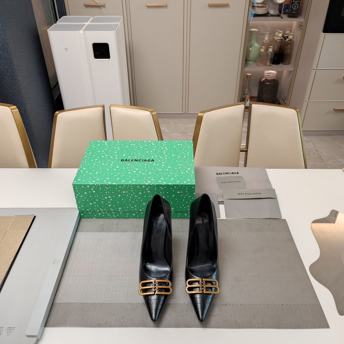 POINTED BB GOLD BUCKLE HIGH PUMPS IN BLACK CROCODILE PATTERN CALFSKIN