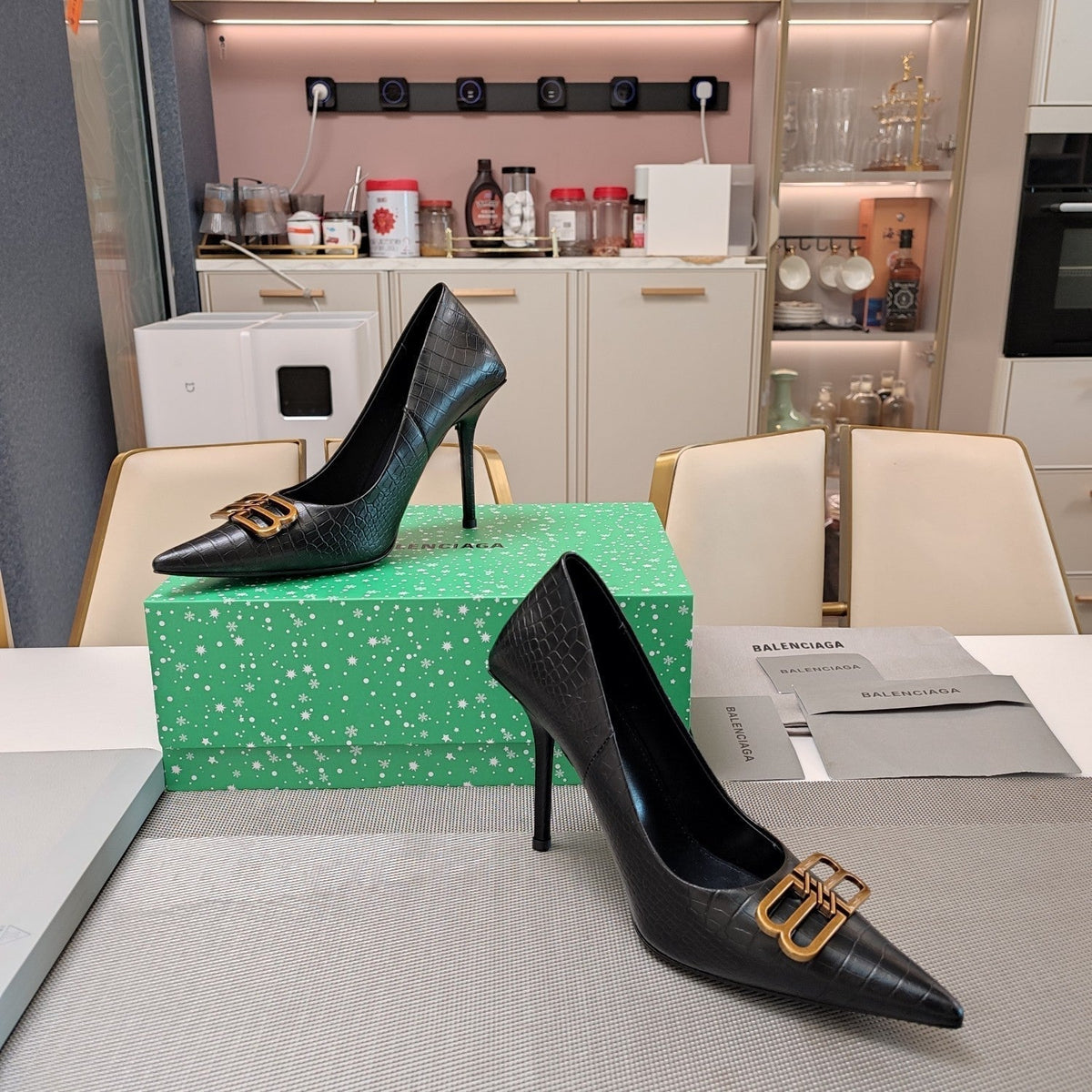 POINTED BB GOLD BUCKLE HIGH PUMPS IN BLACK CROCODILE PATTERN CALFSKIN