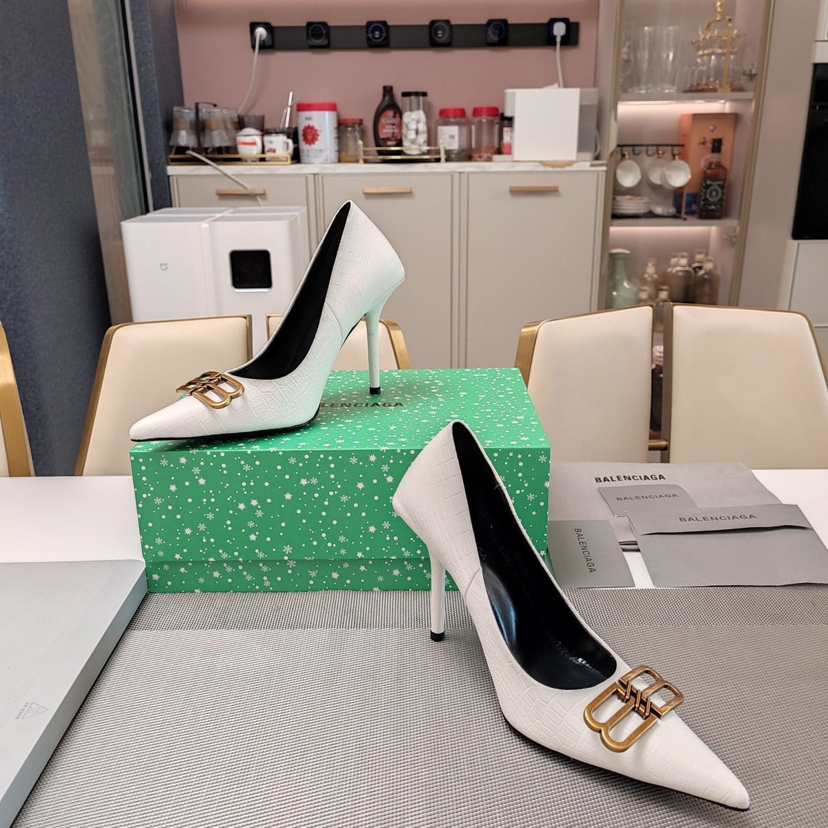 POINTED BB GOLD BUCKLE HIGH PUMPS IN WHITE CROCODILE PATTERN CALFSKIN