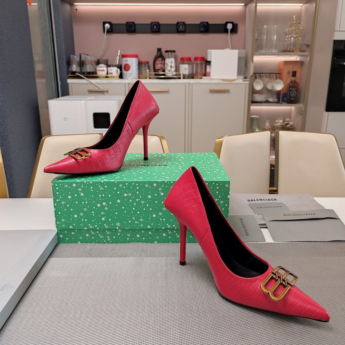POINTED BB GOLD BUCKLE HIGH PUMPS IN RED CROCODILE PATTERN CALFSKIN