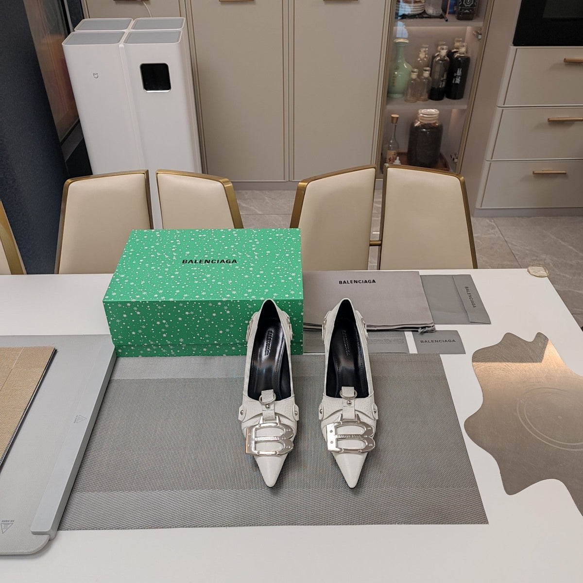 HIGH PUMPS WITH B SILVER BUCKLE IN WHITE CROCODILE PATTERN CALFSKIN