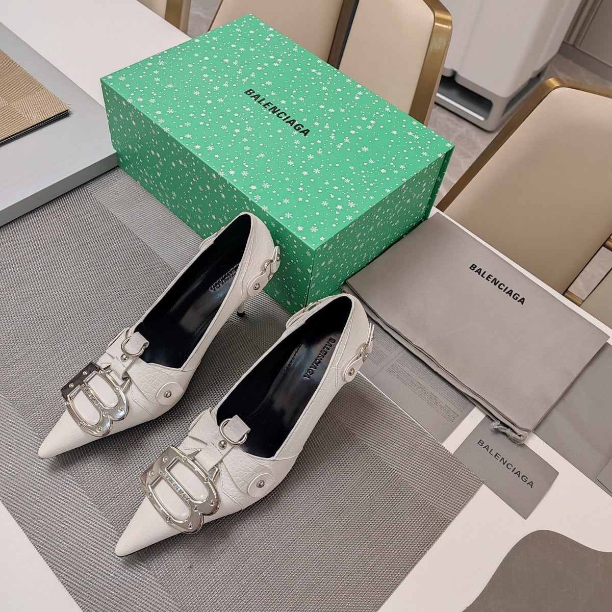 HIGH PUMPS WITH B SILVER BUCKLE IN WHITE CROCODILE PATTERN CALFSKIN