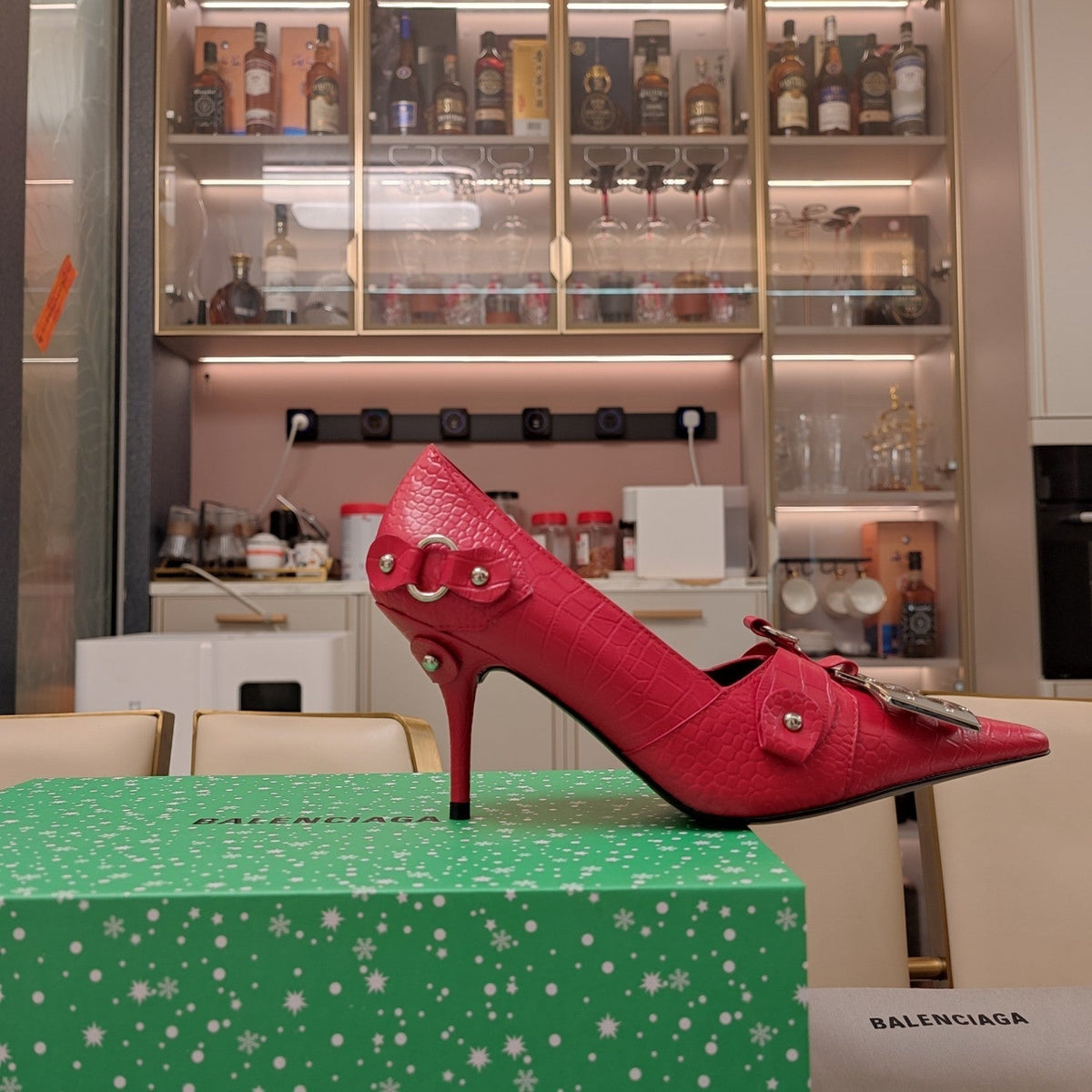 HIGH PUMPS WITH B SILVER BUCKLE IN RED CROCODILE PATTERN CALFSKIN