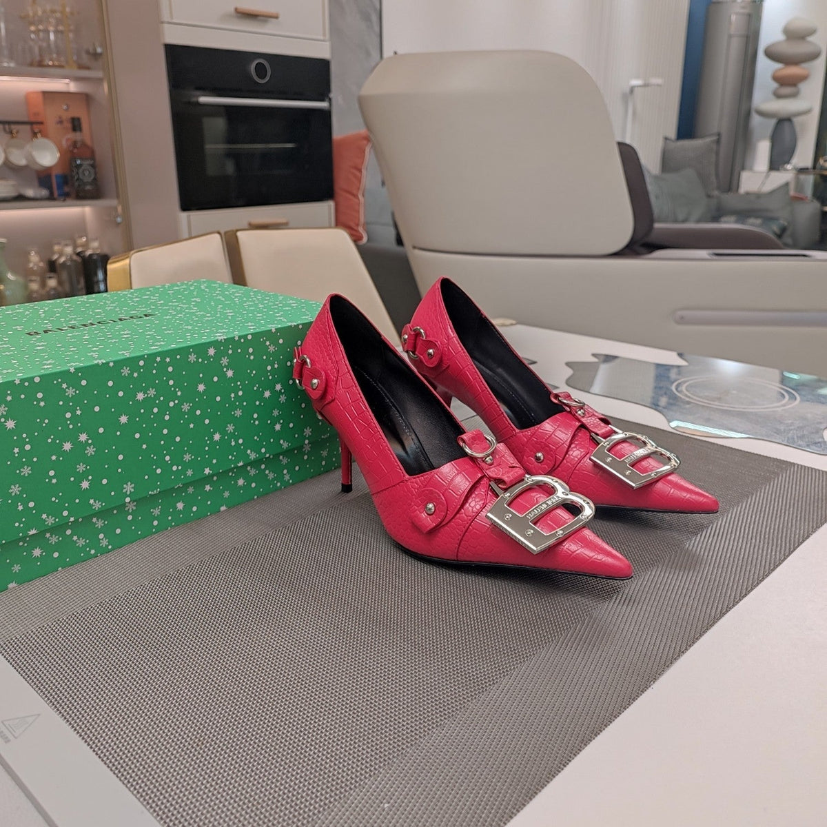 HIGH PUMPS WITH B SILVER BUCKLE IN RED CROCODILE PATTERN CALFSKIN