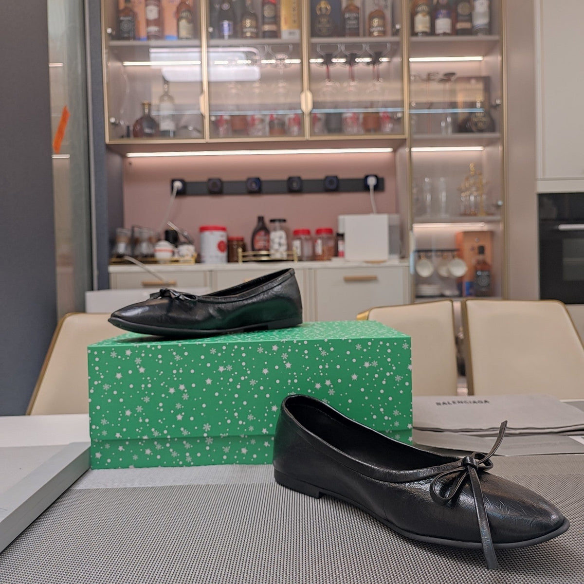 RHINESTONE BALLET FLATS WITH BOW IN BLACK WAX-OIL SHEEPSKIN