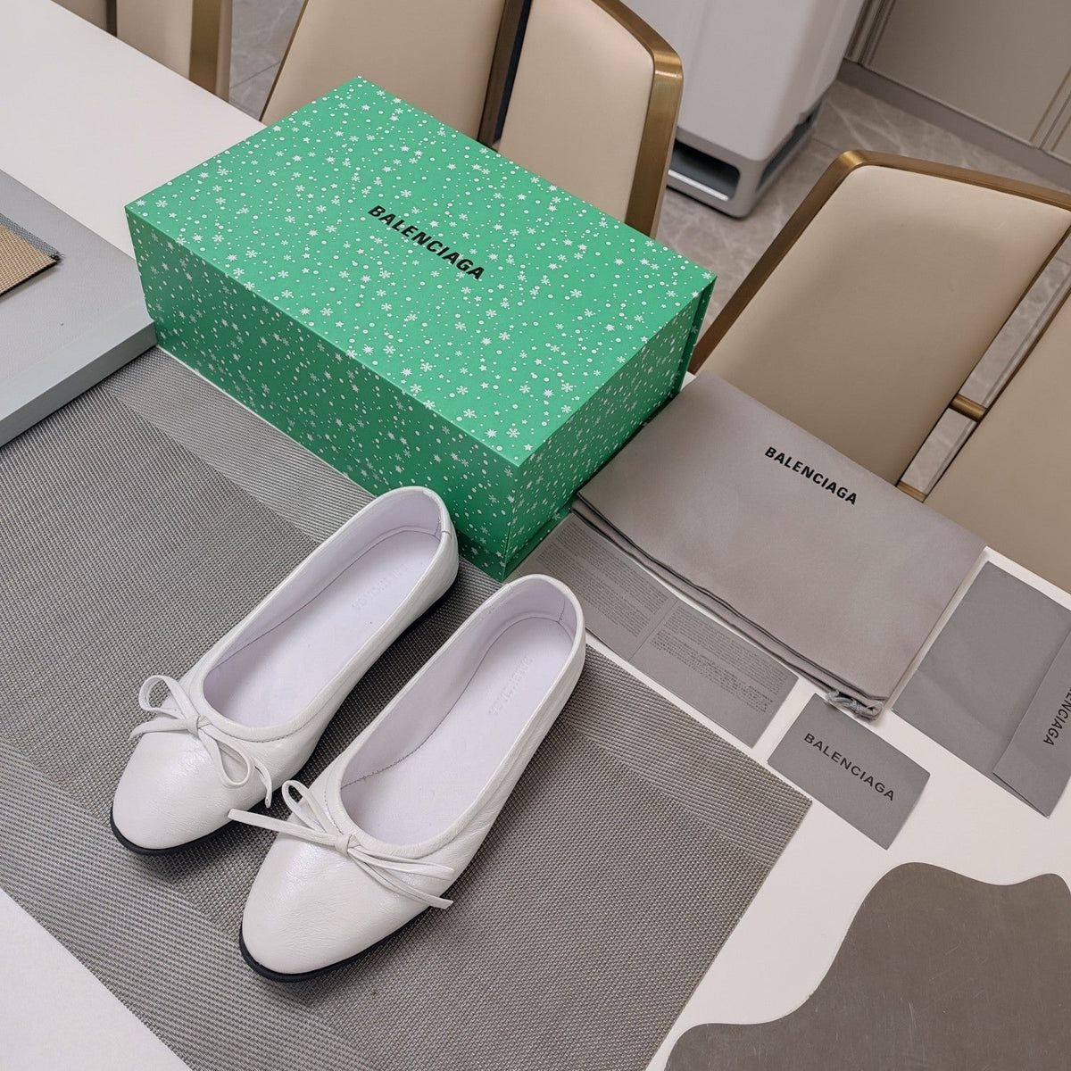 RHINESTONE BALLET FLATS WITH BOW IN WHITE WAX-OIL SHEEPSKIN