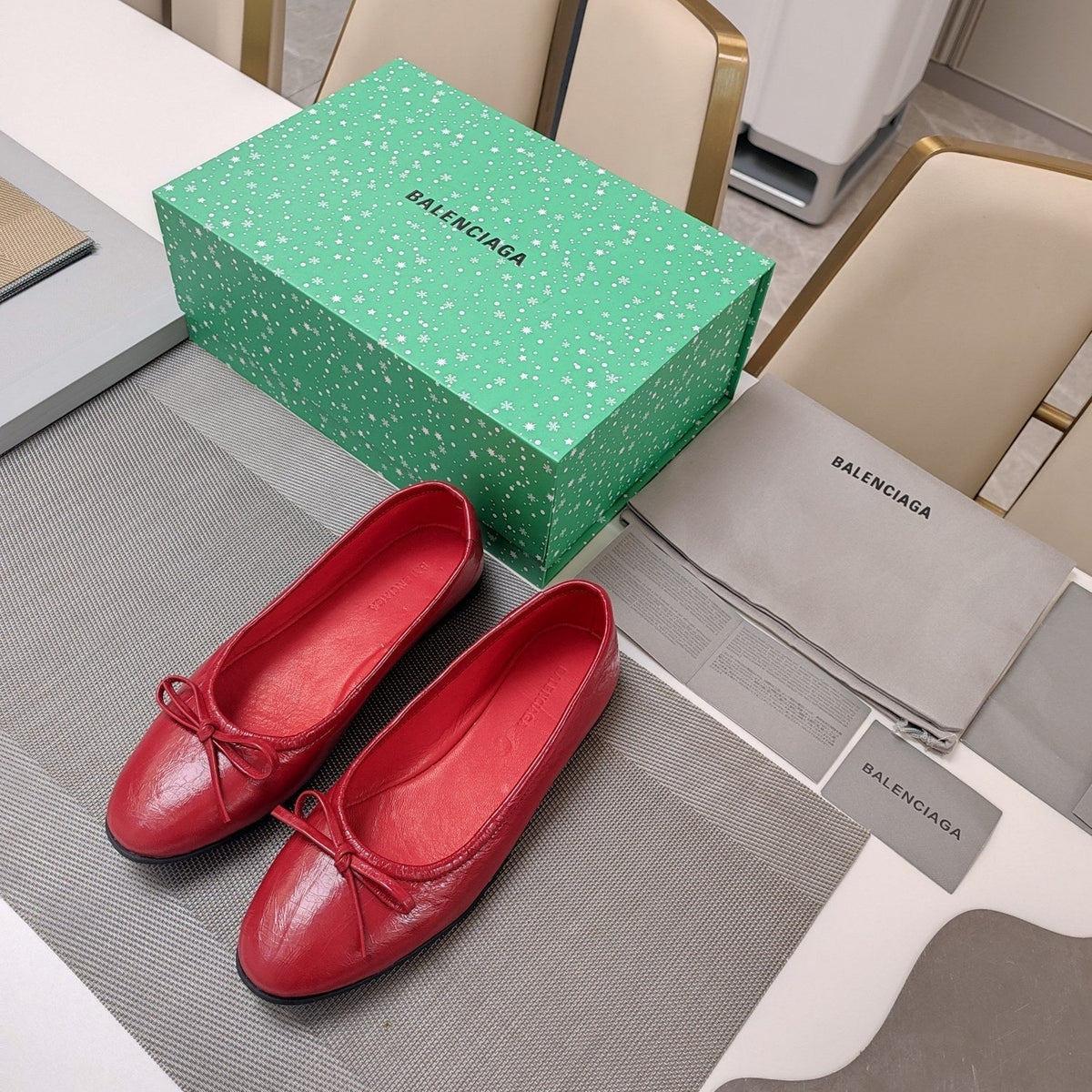 RHINESTONE BALLET FLATS WITH BOW IN RED WAX-OIL SHEEPSKIN