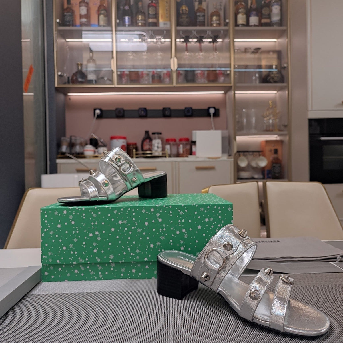 STRAPPY MEDIUM HEELED SANDALS IN SILVER STUDDED WAX-OIL SHEEPSKIN