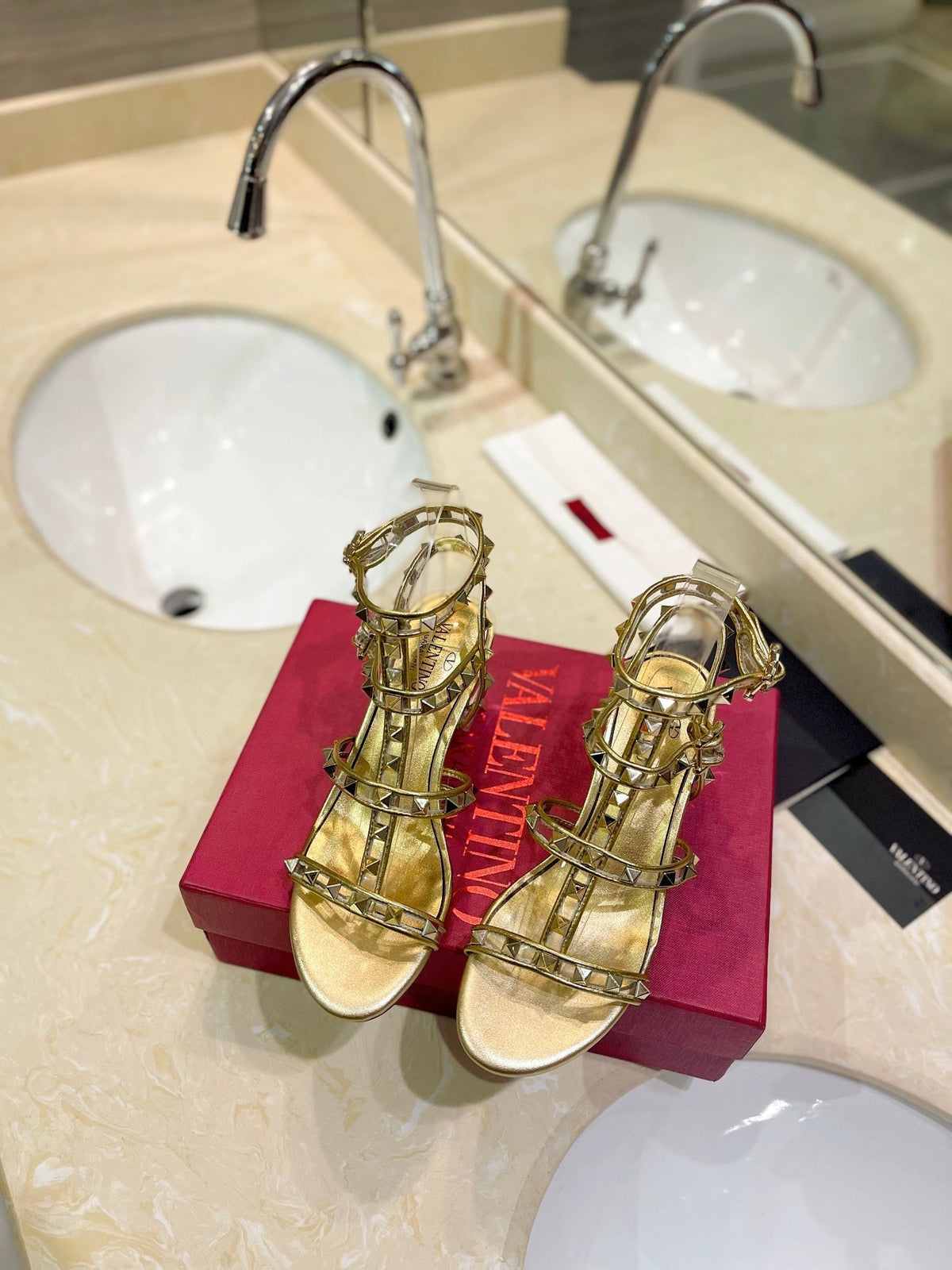 ROCKSTUD SANDAL WITH STRAP IN GOLD CALFSKIN 60 MM