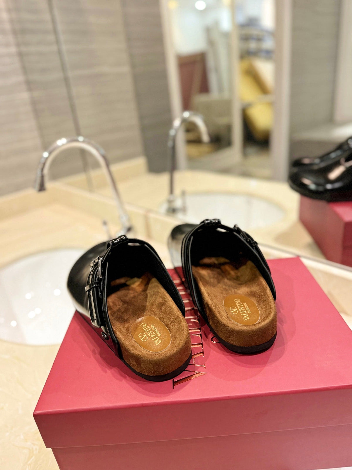 FUSSFRIEND BLACK PATENT CALFSKIN LEATHER SABOT