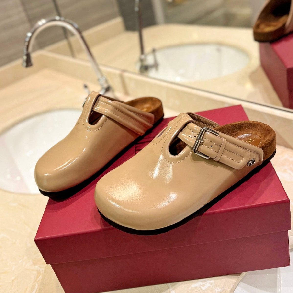 FUSSFRIEND CAMEL BROWN PATENT CALFSKIN LEATHER SABOT
