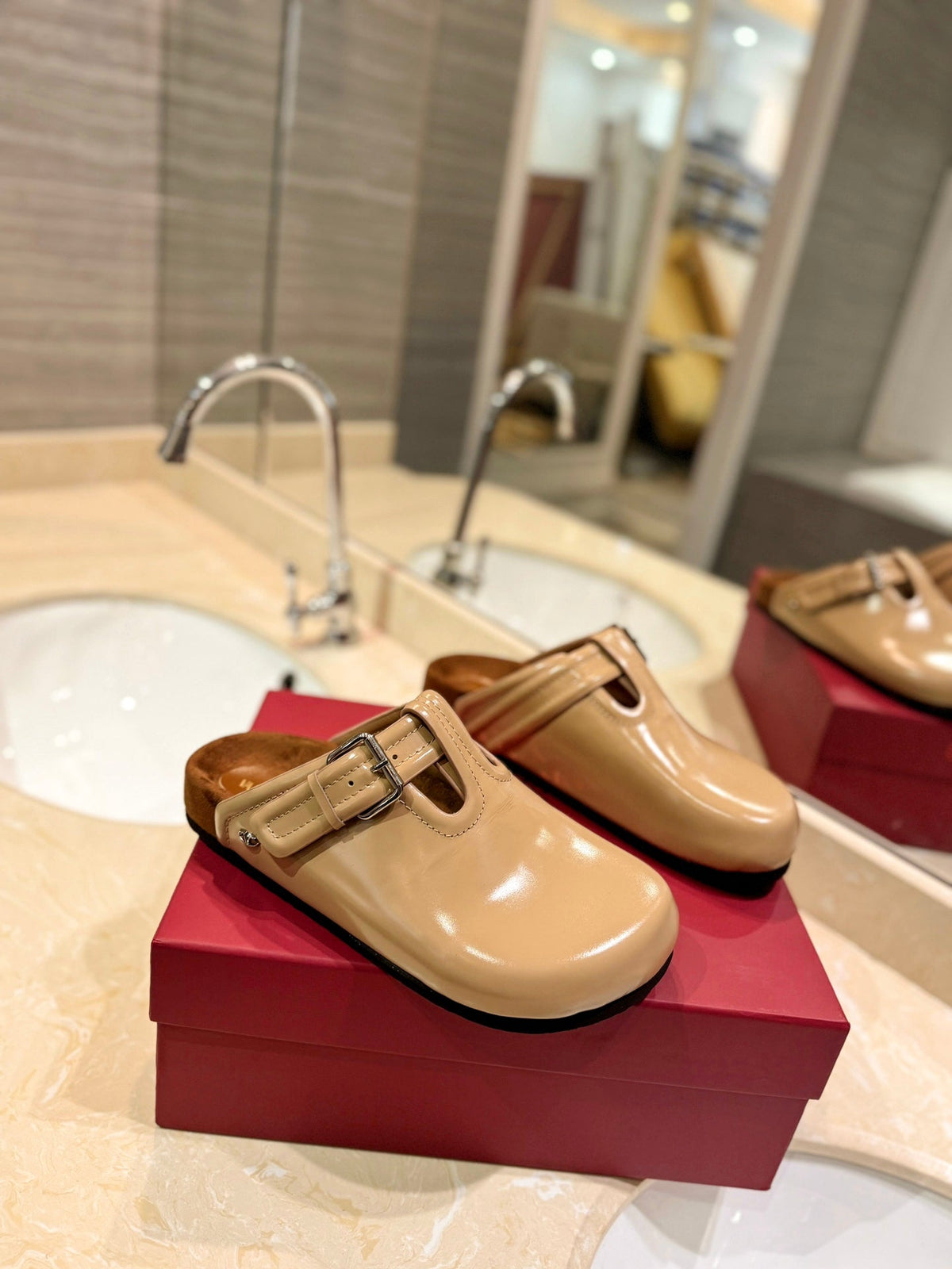 FUSSFRIEND CAMEL BROWN PATENT CALFSKIN LEATHER SABOT
