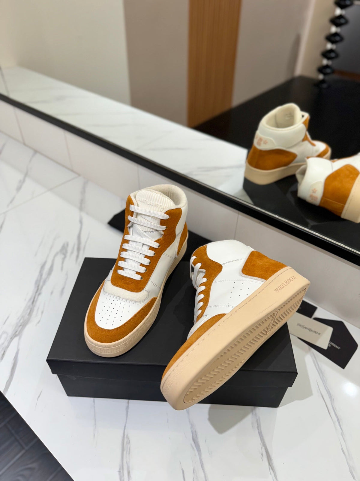 MID-TOP SNEAKERS IN WHITE PERFORATED LAMBSKIN AND BRONZE ORANGE SUEDE