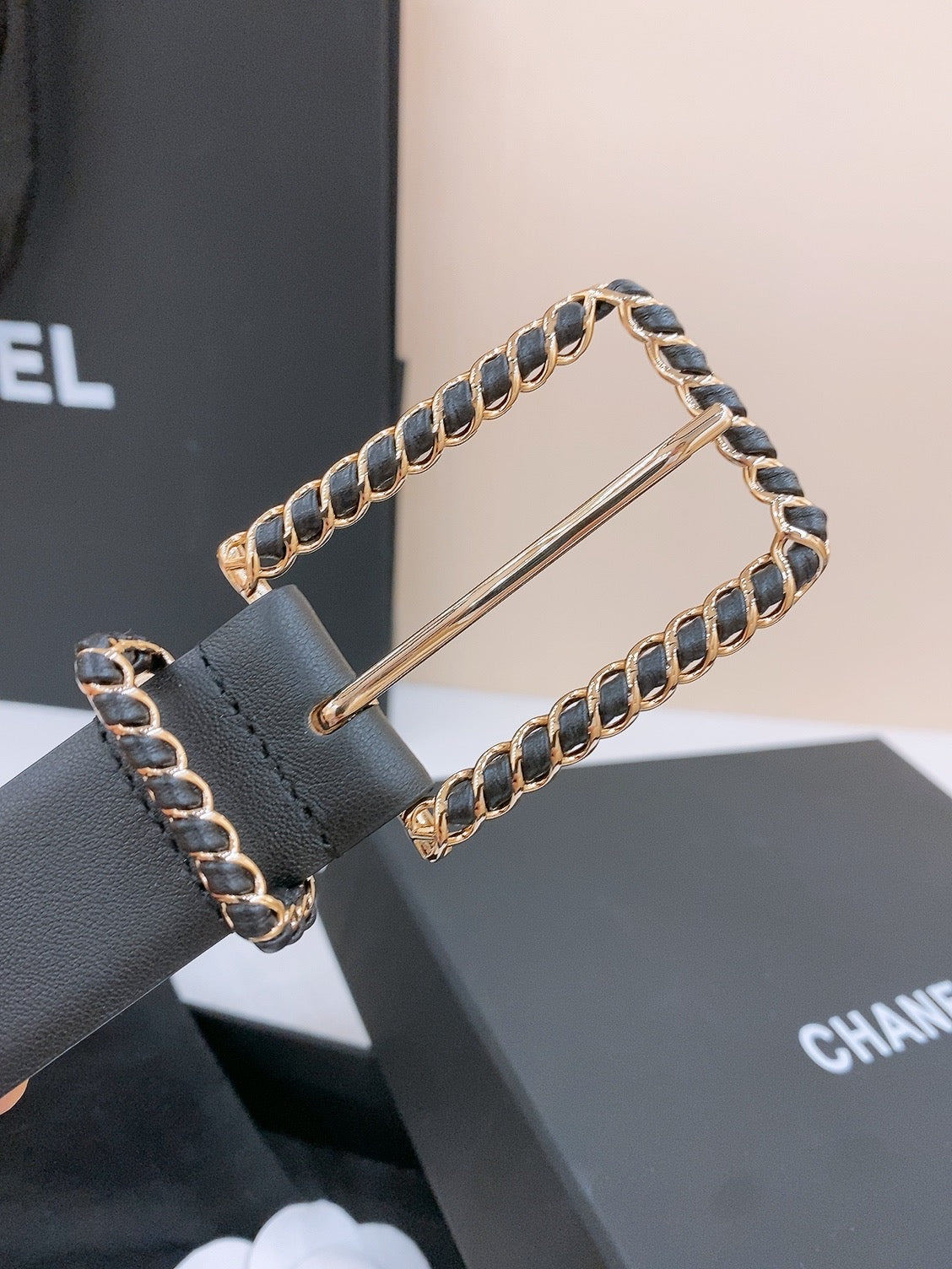 BELT 30MM IN BLACK CALFSKIN WITH INTERWOVEN GOLD CHAIN BUCKLE