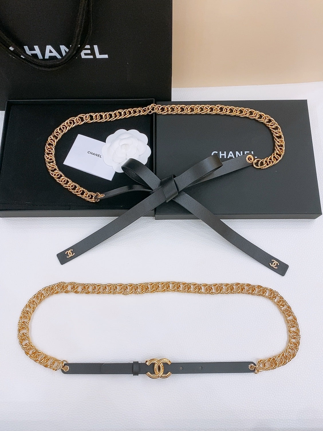 RIBBED BOW WAIST CHAIN IN GOLD TONE BRASS AND BLACK LAMBSKIN