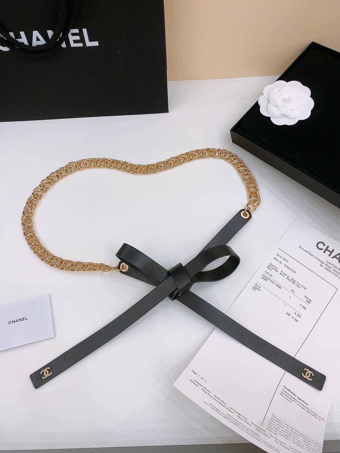 RIBBED BOW WAIST CHAIN IN GOLD TONE BRASS AND BLACK LAMBSKIN
