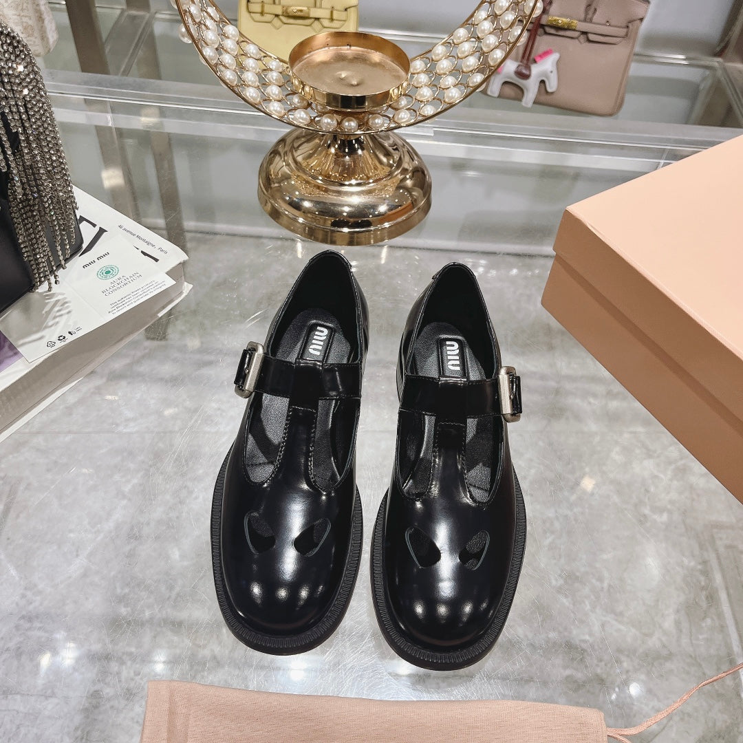 SANDAL BLACK COWHIDE WITH STYLIZED T-STRING