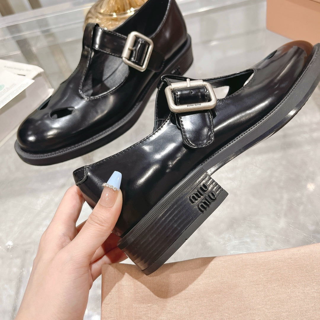 SANDAL BLACK COWHIDE WITH STYLIZED T-STRING