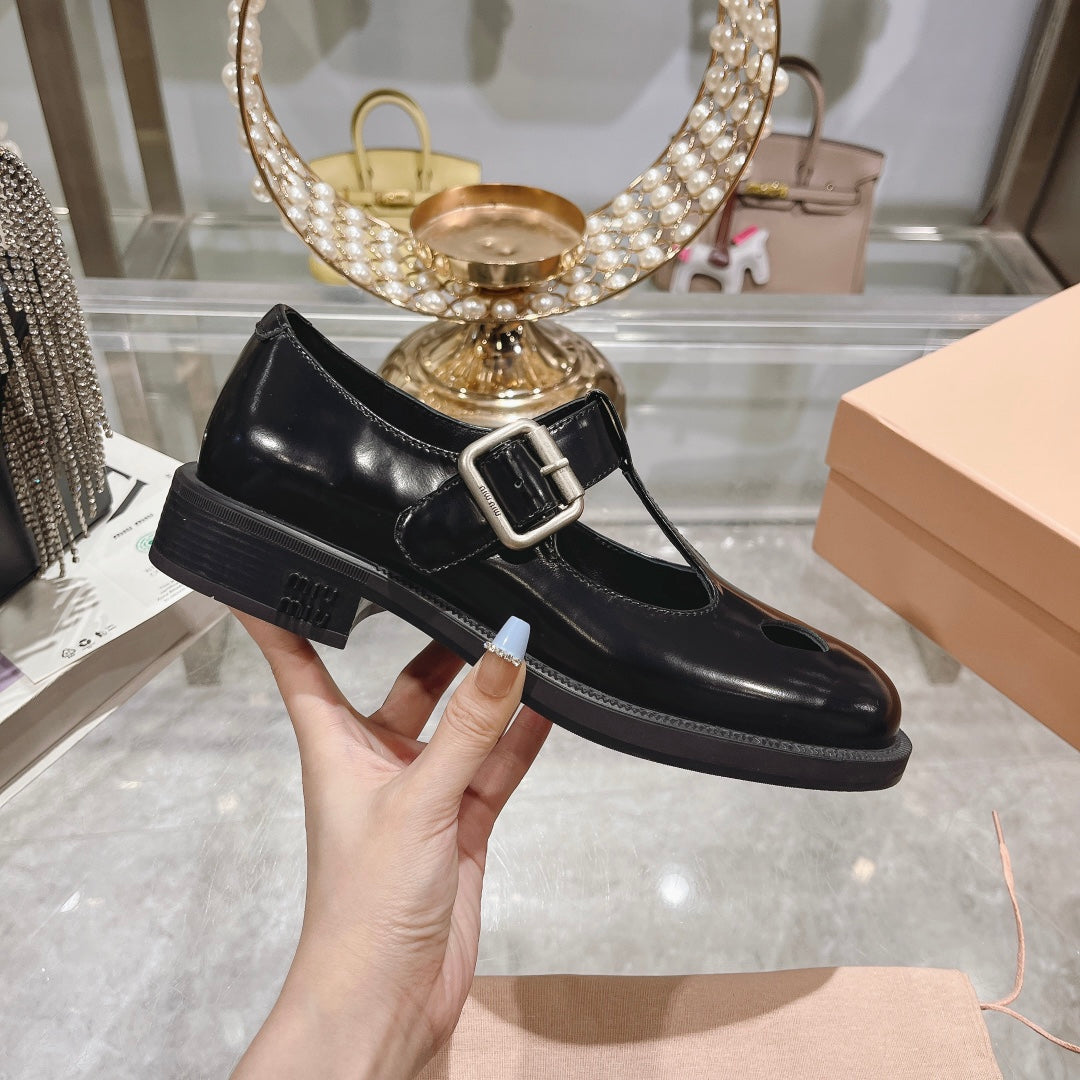SANDAL BLACK COWHIDE WITH STYLIZED T-STRING