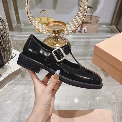 SANDAL BLACK COWHIDE WITH STYLIZED T-STRING
