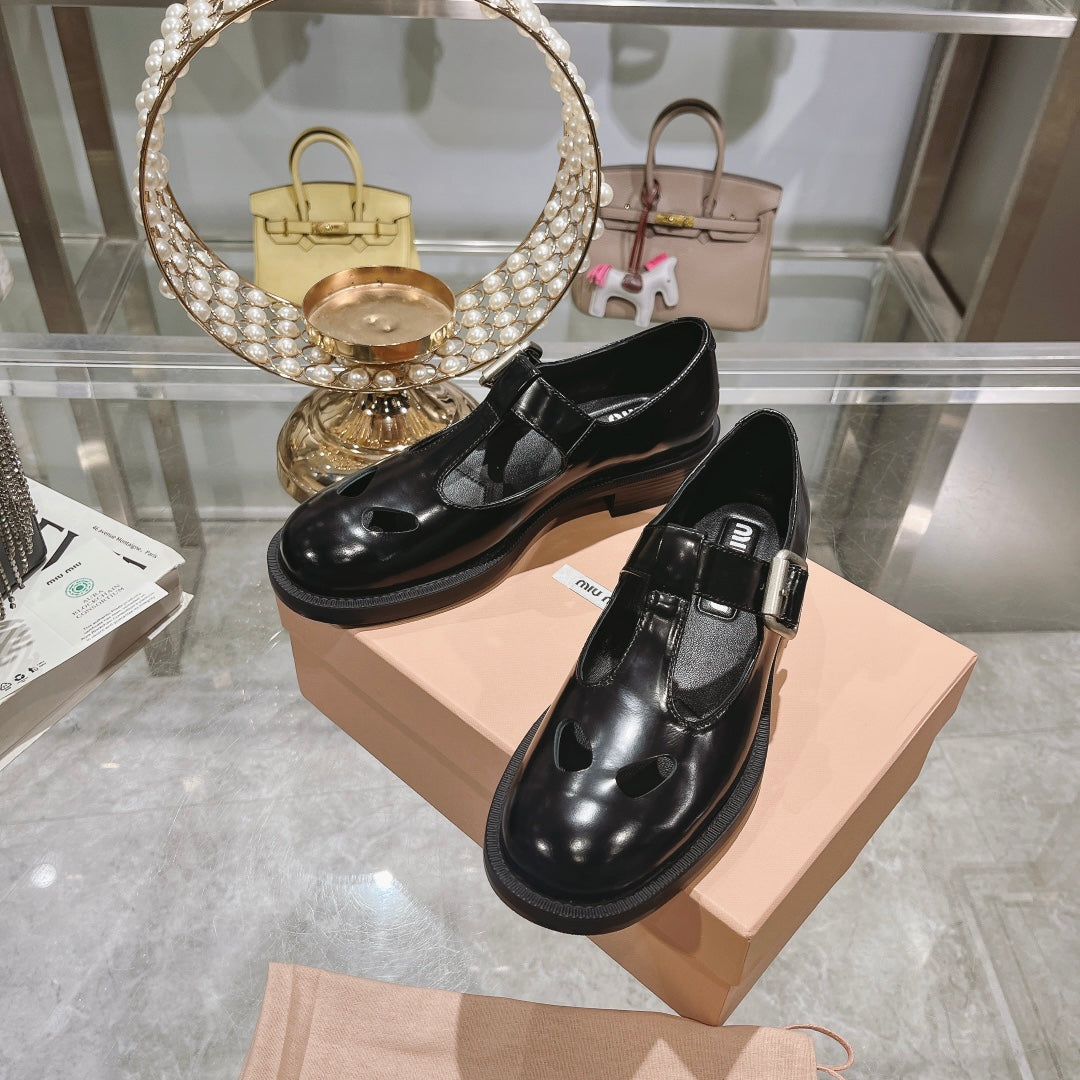 SANDAL BLACK COWHIDE WITH STYLIZED T-STRING