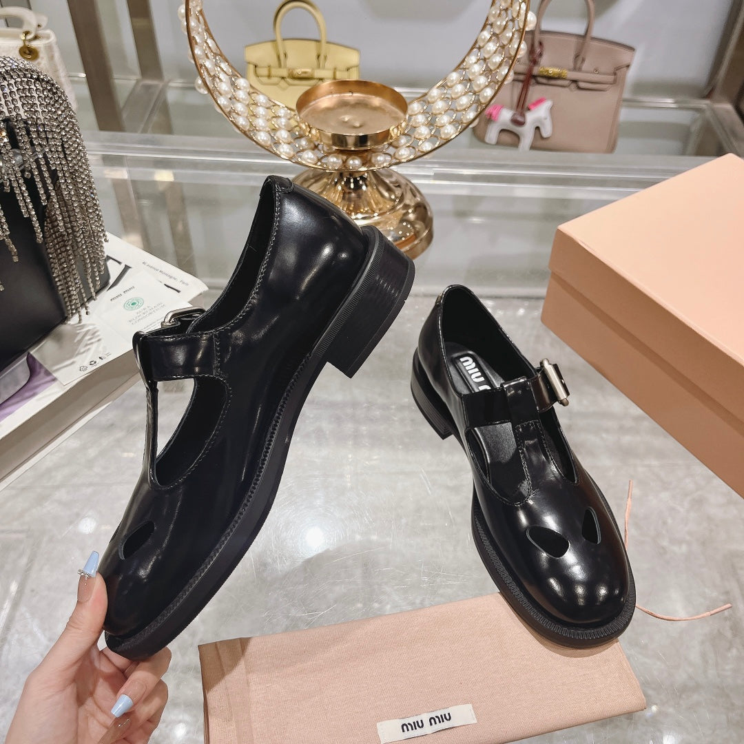 SANDAL BLACK COWHIDE WITH STYLIZED T-STRING