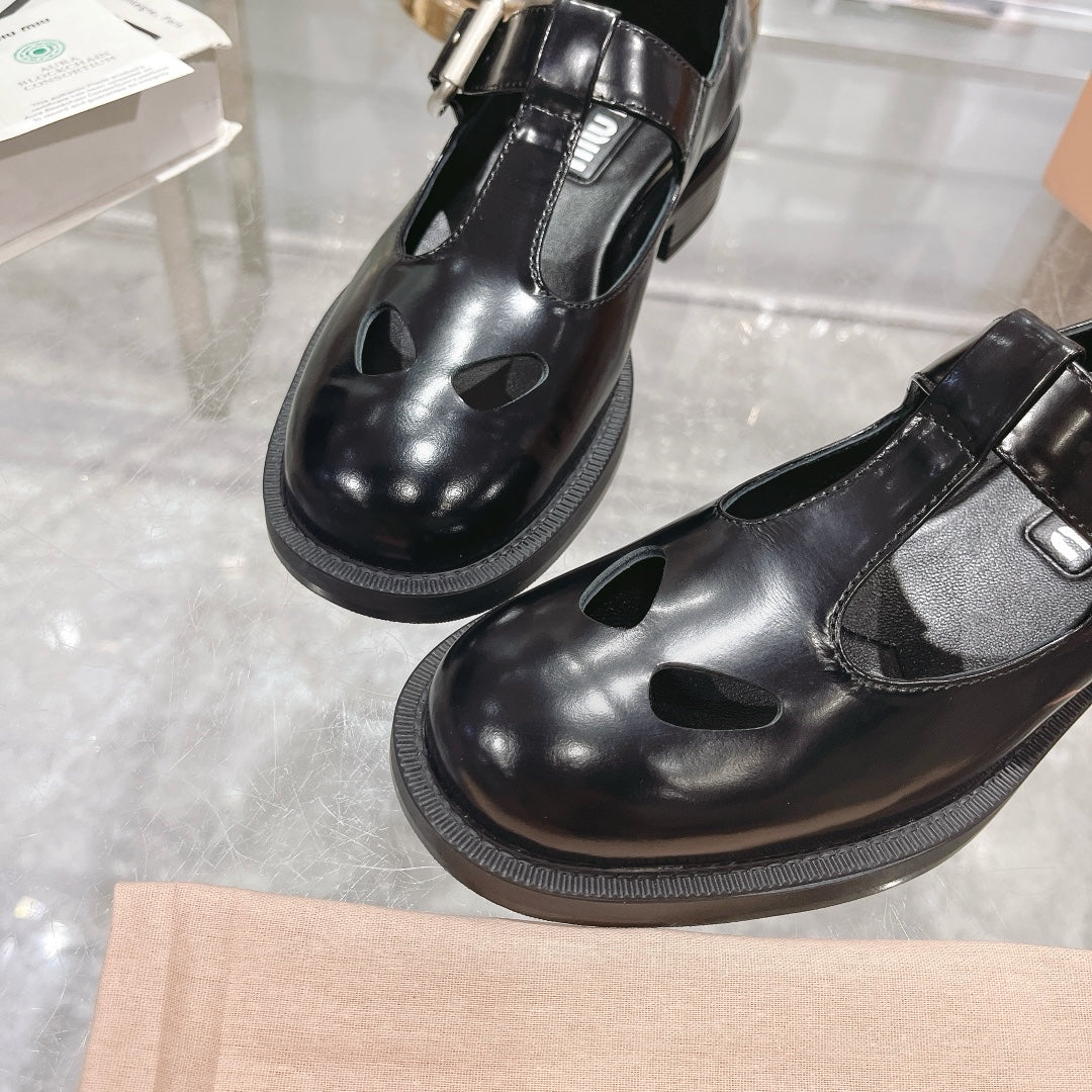 SANDAL BLACK COWHIDE WITH STYLIZED T-STRING